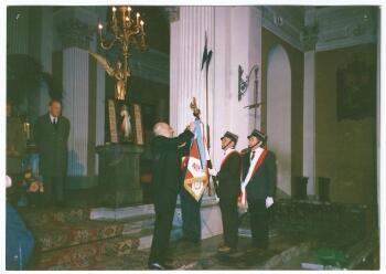 Dekoracja sztandaru 19 Pułku Ułanów Wołyńskich orderem Virtuti Militari w dn. 18.10.1989