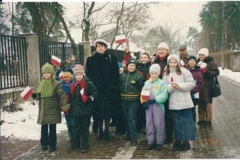 Dzieci chętnie słuchały członków rodzin żołnierzy, którzy dzielili się z uczniami wspomnieniami walk i dawali świadectwo tych historycznych wydarzeń
