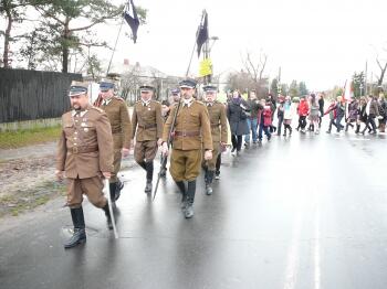 Tradycyjny przemarsz kolorowego korowodu ulicami Radości.JPG