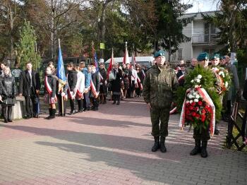 Żołnierze z wojskowej asysty honorowej oraz młodziez na dziedzincu szkoły.JPG