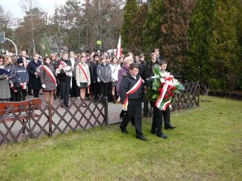 Składanie wiązanki przy obelisku na dziedzińcu szkoły.JPG