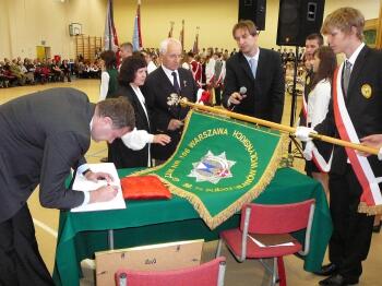 Wbijanie gwoździ honorowych, do Księgi Pamiątkowej wpisuje się Burmistrz Dzielnicy Wawer, pan Jacek Duchnowski.JPG