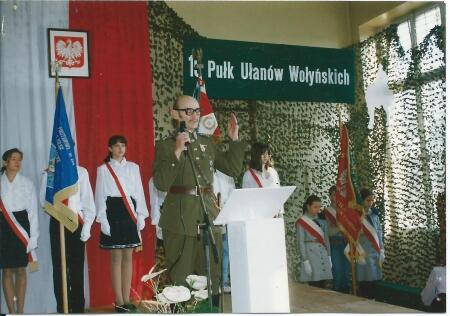 Archiwalne nagranie z uroczystości nadania SP nr 204 imienia 19 Pułku Ułanów Woł...